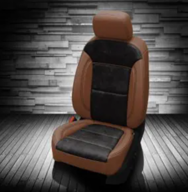 Jok mobil dengan kombinasi bahan kulit dan kayu